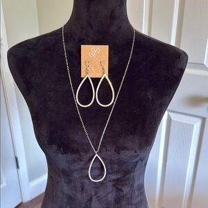 Plunder Silver Teardrop Necklace and Earring Set